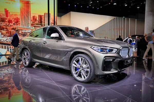 Компания BMW представила новую модель кроссовера X6 M50i