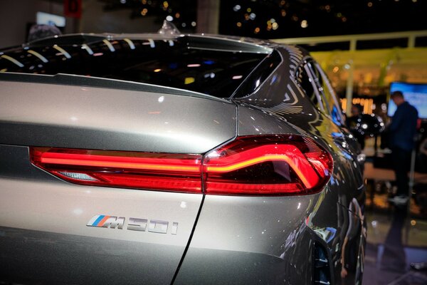 Компания BMW представила новую модель кроссовера X6 M50i