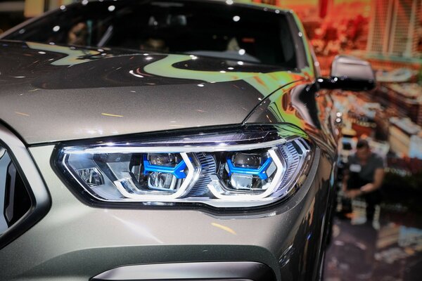 Компания BMW представила новую модель кроссовера X6 M50i