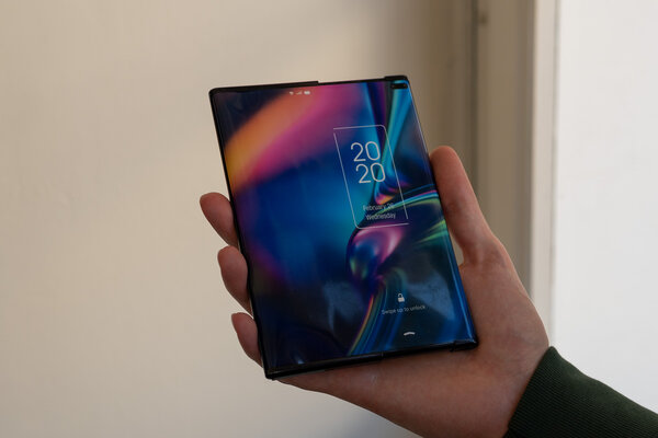 Компания TCL показала виденье гибких смартфонов