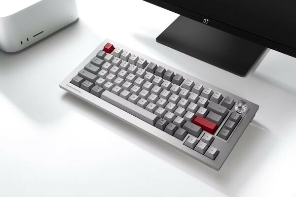 OnePlus представила свою первую механическую клавиатуру. Её создали вместе с Keychron