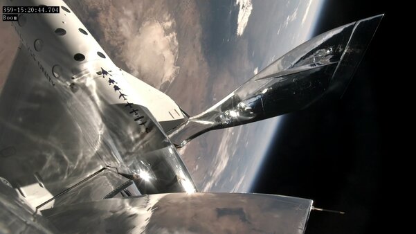 Virgin Galactic впервые отправила туристов в космос