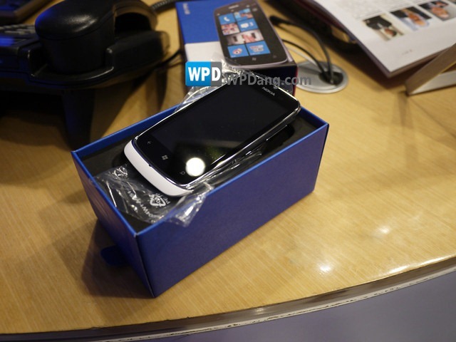 Первая распаковка Nokia Lumia 610 из Китая