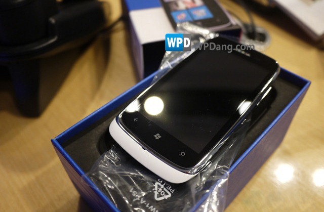 Первая распаковка Nokia Lumia 610 из Китая