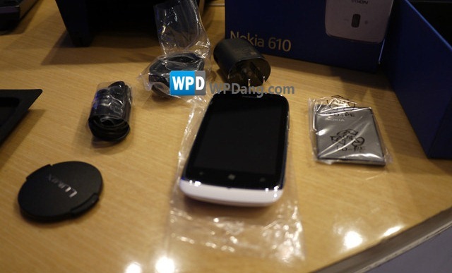 Первая распаковка Nokia Lumia 610 из Китая