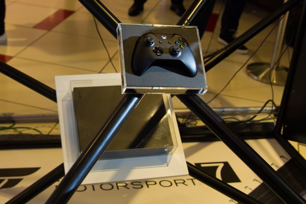 Торжественный старт продаж Xbox One X в России
