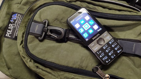Philips Xenium E580: удобный кнопочник с большим энергоресурсом