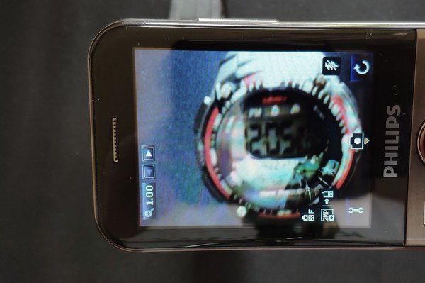 Philips Xenium E580: удобный кнопочник с большим энергоресурсом