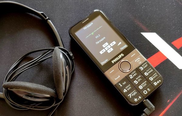 Philips Xenium E580: удобный кнопочник с большим энергоресурсом