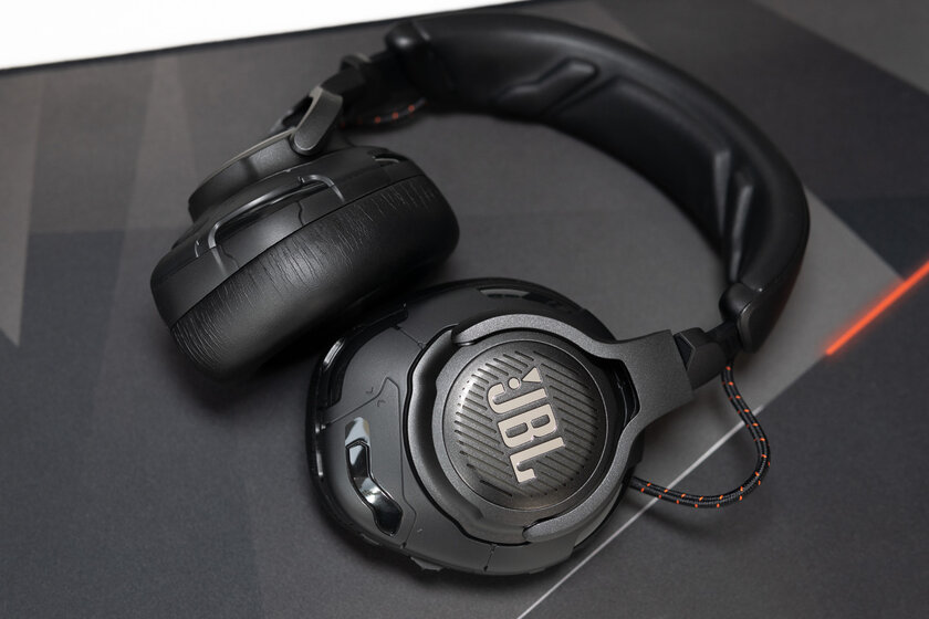 Обзор JBL Quantum One: тишина по-геймерски