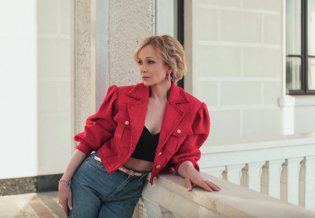 Звезда сериала "Варшава 21" приняла участие в летней фотосессии