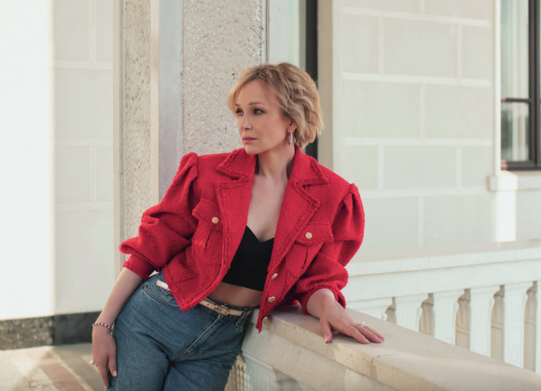 Звезда сериала "Варшава 21" приняла участие в летней фотосессии