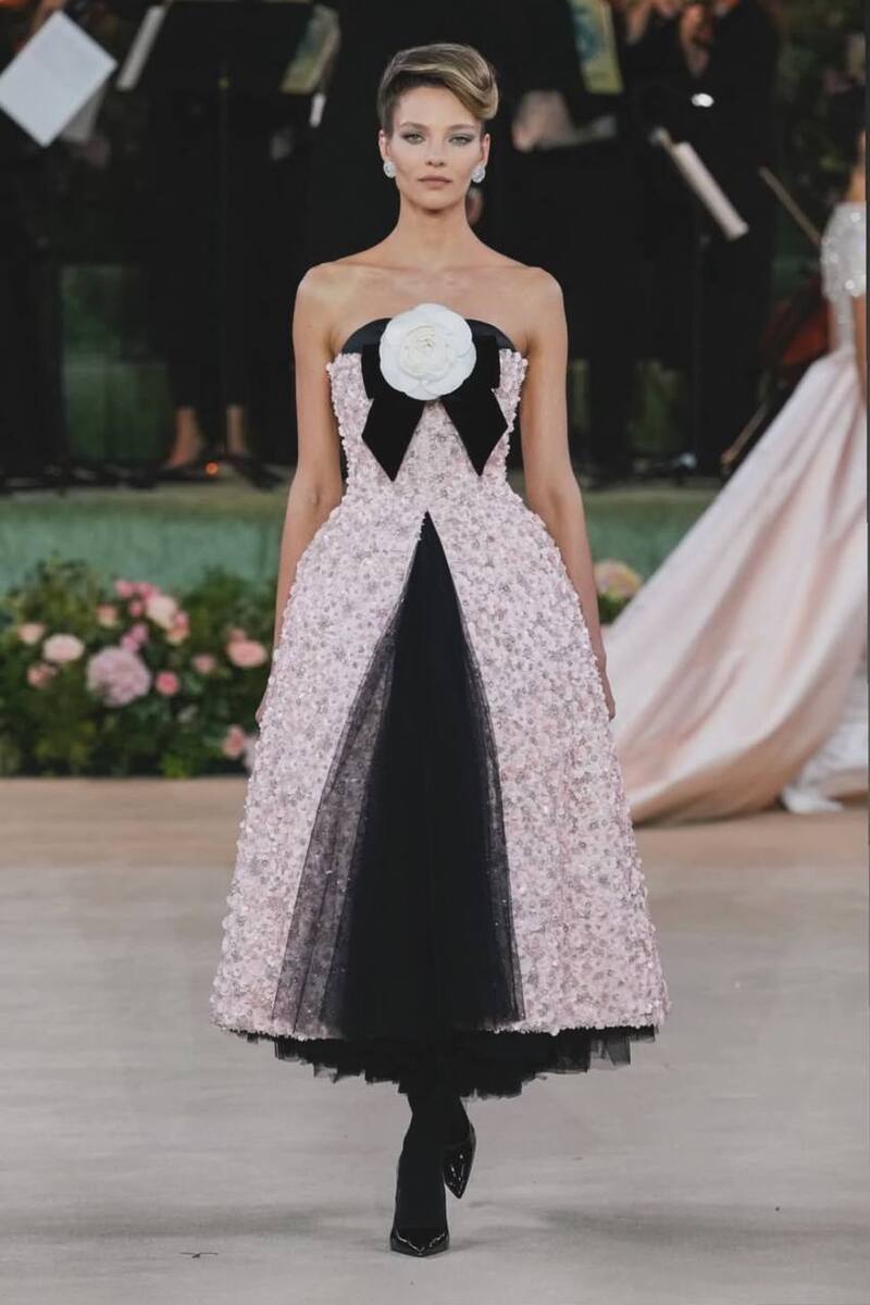 Алеся Кафельникова в шоу Richard Quinn LFW SS26
