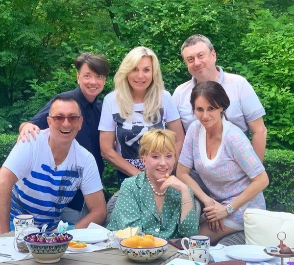 Алла Пугачева, Александр Буйнов, Валентин и Марина Юдашкины, Ида и Александр Достман