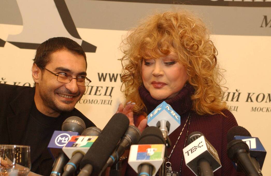 Алла Пугачева и Артур Гаспарян в редакции "МК". Фото 2003 год