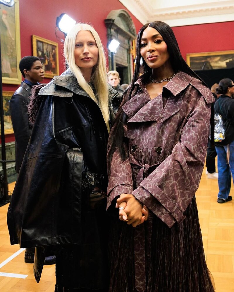 Показ новой коллекции модного дома Burberry. Наоми Кэмпбелл