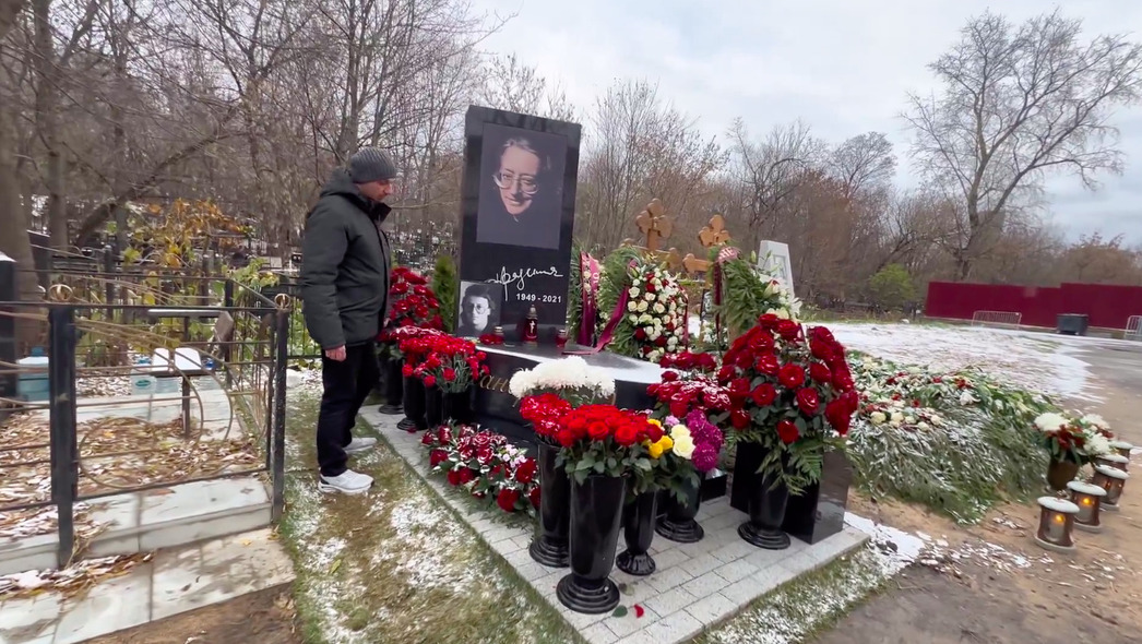 Фан клуб Александра Градского в день 75-летия возложил букет красных роз на могилу артиста