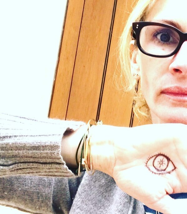 Джулия Робертс опубликовала фото с подписью: "Мировое правительство, мы следим за вами".