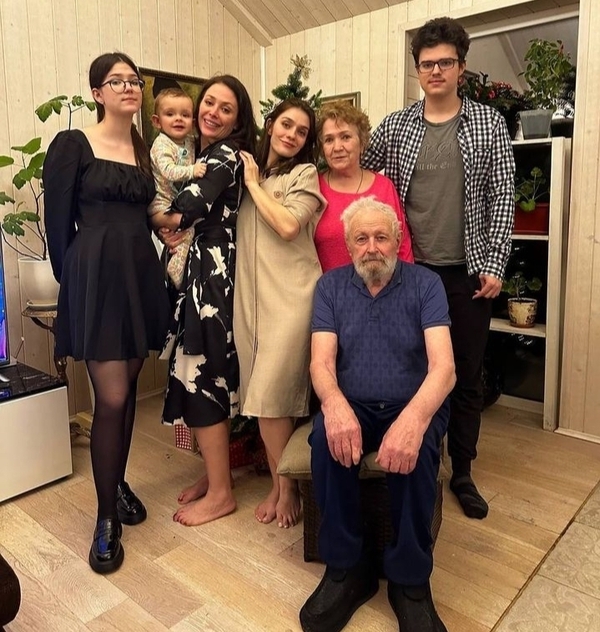 Екатерина Волкова в кругу семьи, с внуком, детьми и родителями