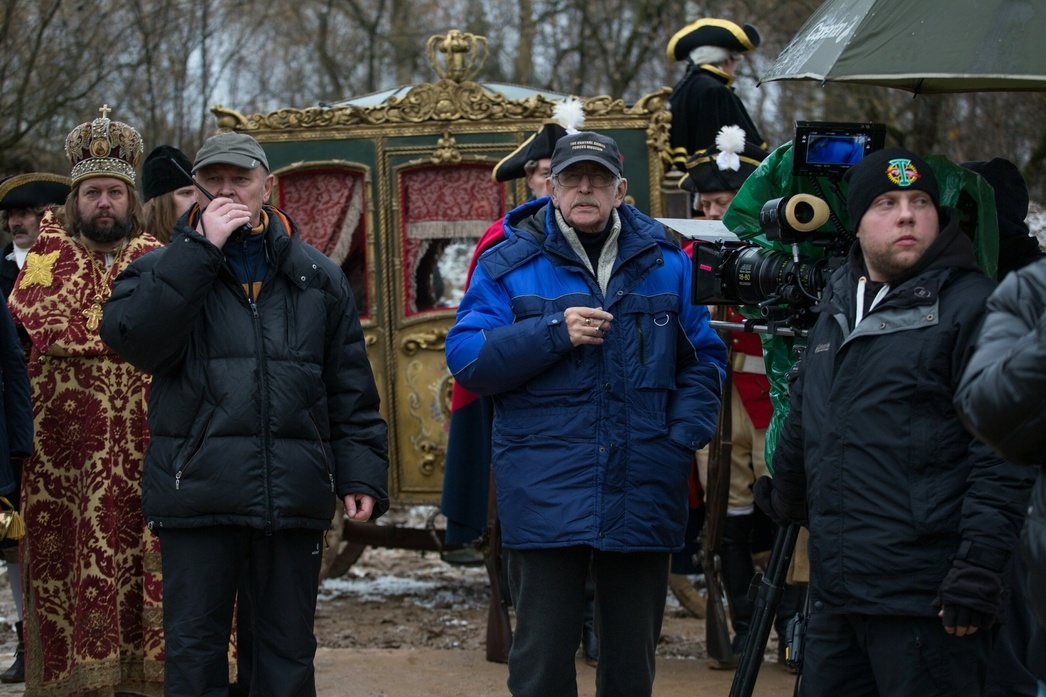 Режиссер Василий Ливанов на съемочной площадке фильма о Екатерине II