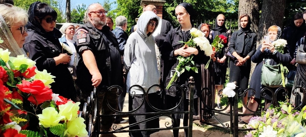 Егор Зайцев на похоронах отца