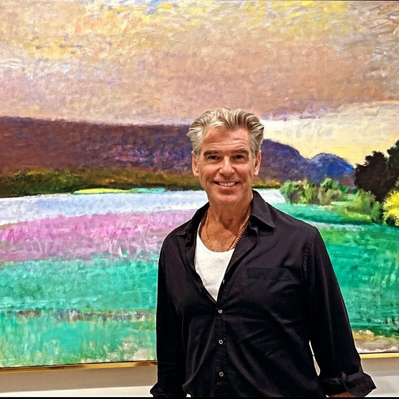 Пирс Броснан на фоне своей картины