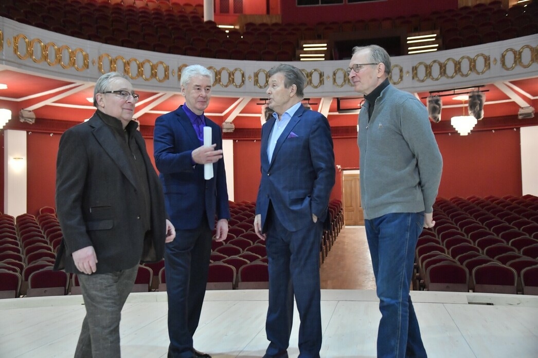 Федор Добронравов, Сергей Собянин, Геннадий Хазанов, Лев Лещенко осматривают обновленный Театр Эстрады. Фото 2023 года