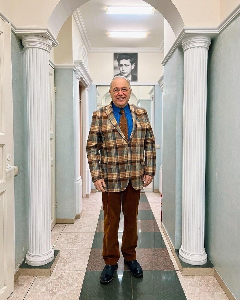 Евгений Петросян в своем офисе