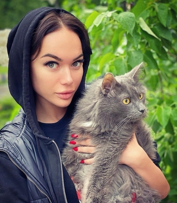 Яна Кошкина со своей кошкой