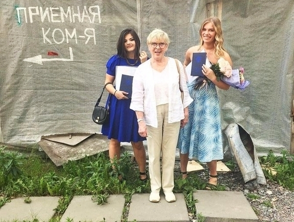 Алиса Фрейндлих поздравила внучку с окончанием ВУЗа
