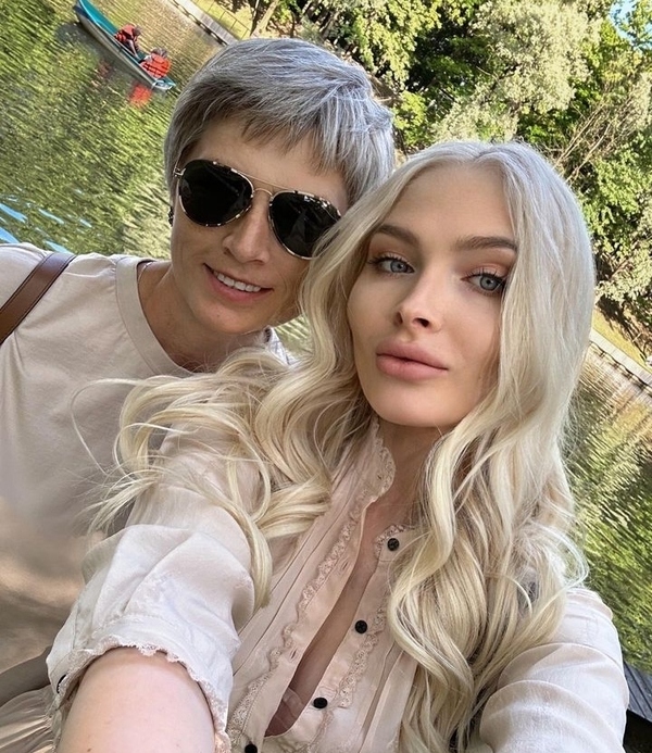 Алена Шишкова поздравила маму