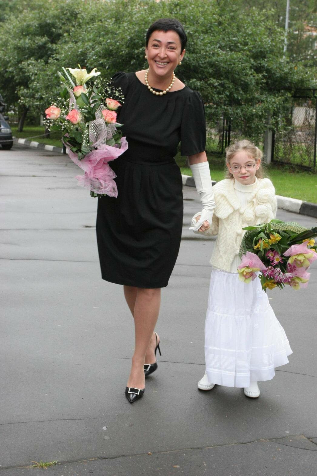 Лолита Милявская провожает свою дочь Еву в 1-й класс в 2006 году