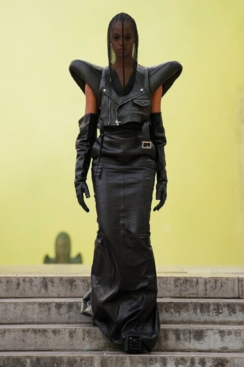 Показ Rick Owens признан самым демонически впечатляющим - и вновь перчатки