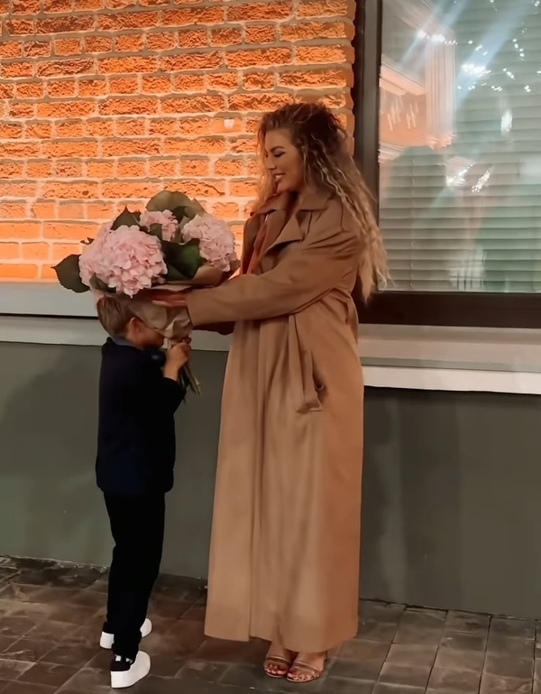 Анна Седокова прилетела в Москву с сыном