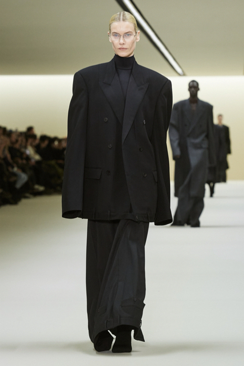 Любимый бренд Ренаты Литвиновой Balenciaga показал костюмный тренд