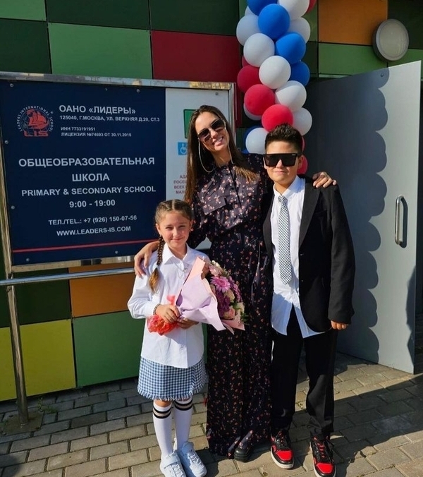 Агата Муцениеце с детьми Павла Прилучного