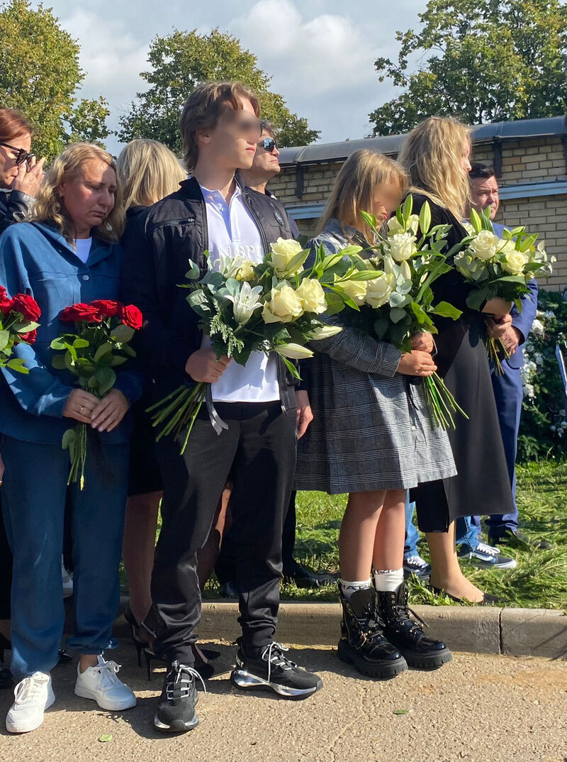 Супруга и дети Юрия Шатунова на открытии памятника