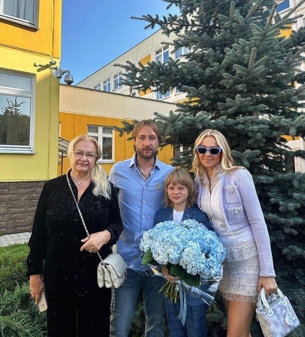 Евгений Плющенко и Яна Рудковская отвели Александра в 4-й класс