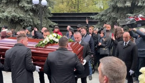 Вынос гроба с телом Валентина Юдашкина