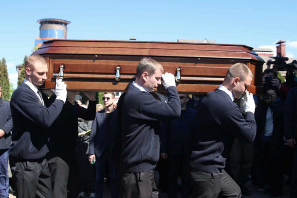 Гроб с телом Вячеслава Зайцева