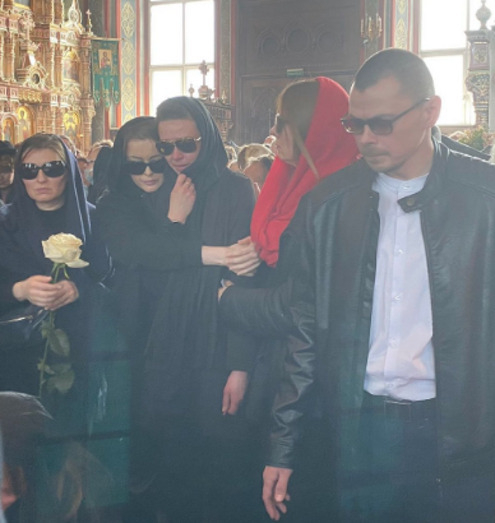 Внучка Вячеслава Зайцева Маруся с подругами