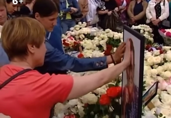 В День Памяти Юрия Шатунова поклонницы омывали своими слезами его портрет