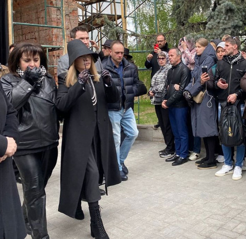 Алла Пугачева на похоронах Валентина Юдашкина