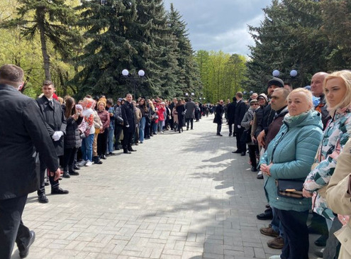 Колонна пришедших проститься с Валентином Юдашкиным растянулась на территории Троекуровского кладбища