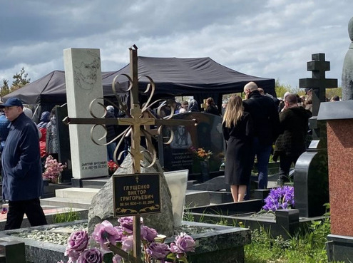 К могиле Валентина Юдашкина подпускали только самых близких