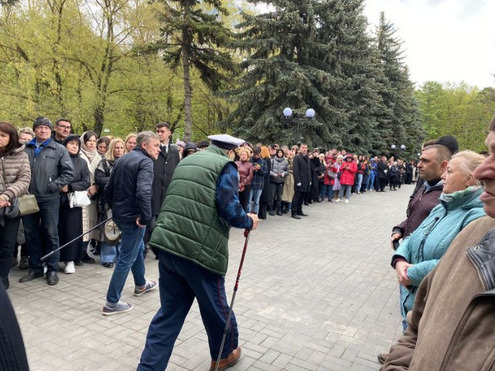 Бедрос Киркоров шел без посторонней помощи
