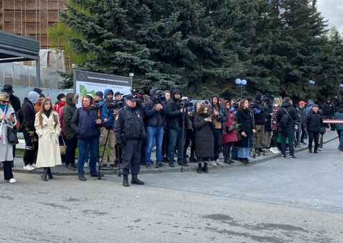 Толпа проводила Юдашкина аплодисментами