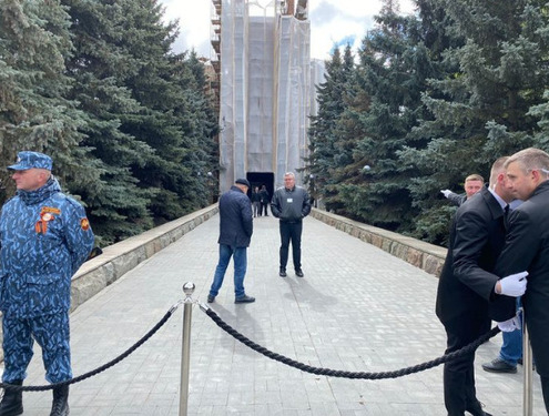 К залу прощания не подпускали посторонних