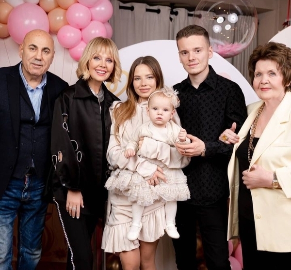 Валерия с сыном Арсением, внучкой и невесткой, мамой и Иосифом Пригожиным