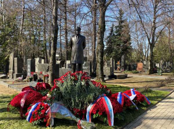 Памятник Владимиру Жириновскому на Новодевичьем кладбище: "Все, что я хотел в жизни, не получилось. Нет у меня ни хорошей работы, ни теплой семьи, ни хороших товарищей, ни свободы, которой хотелось бы. Все, что я имею, - это на тройку. На тройку я прожил жизнь"